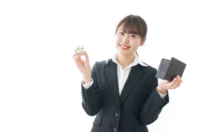広島で不動産売却の査定を担当する女性
