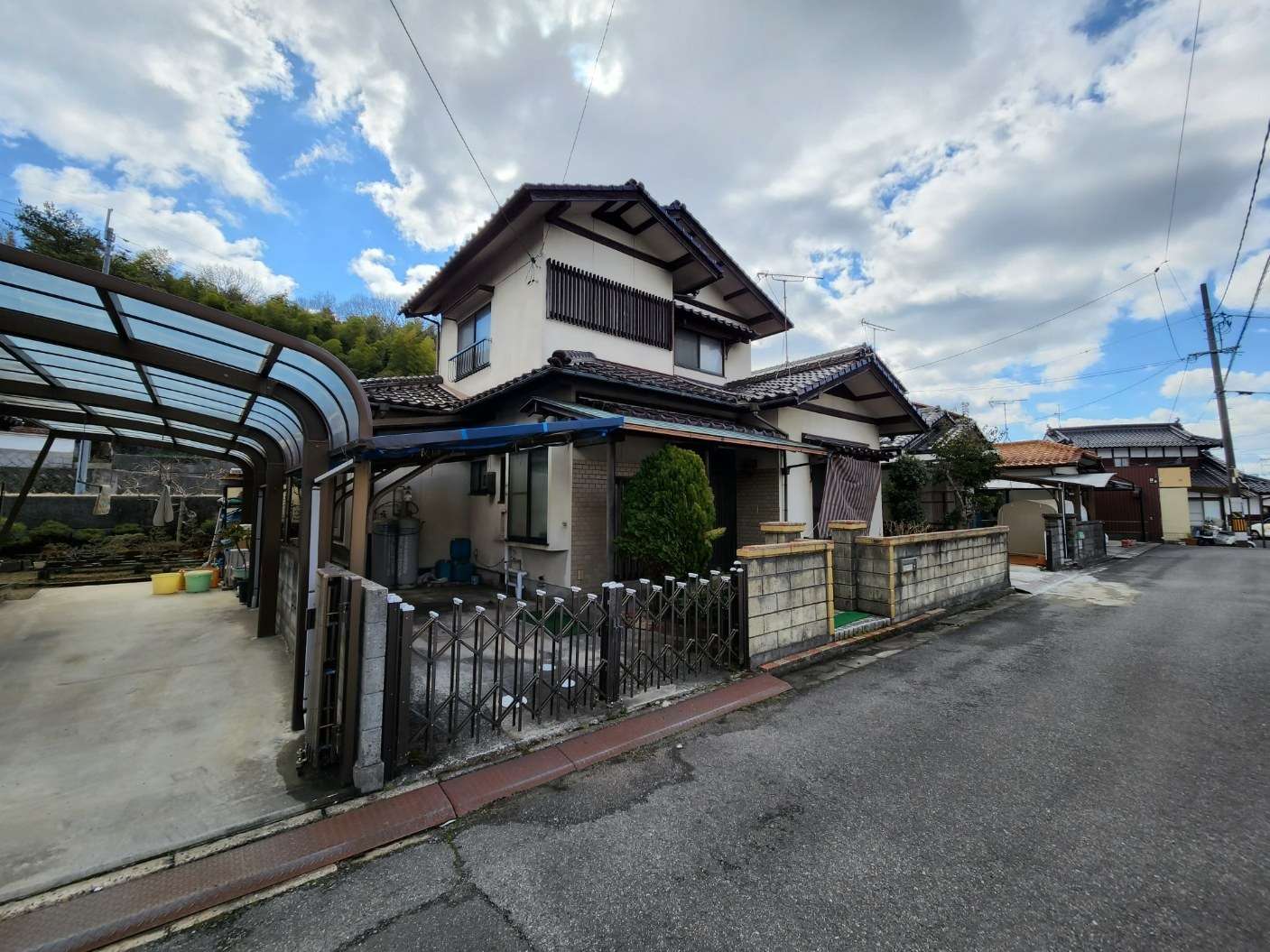 安芸郡熊野町萩原7丁目で古家付き土地の不動産買取りと新築戸建て